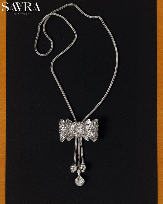 Eesi Bow Necklace