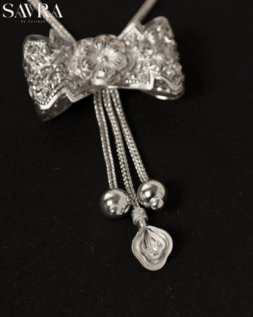 Eesi Bow Necklace