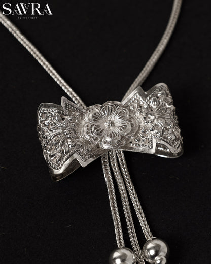 Eesi Bow Necklace